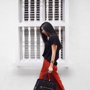 Basic/chic black top